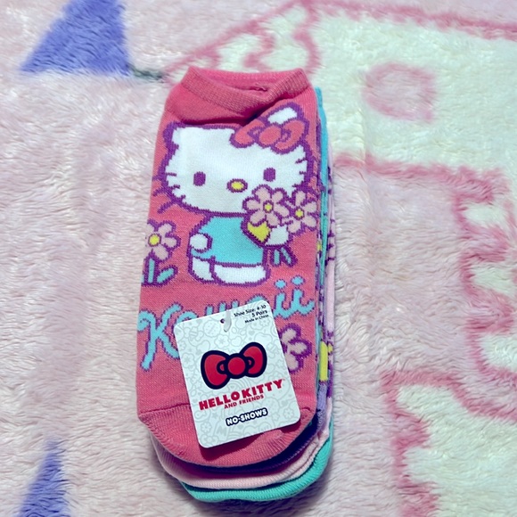 Hello Kitty Socks with Lip Balms - Picture 8 of 12